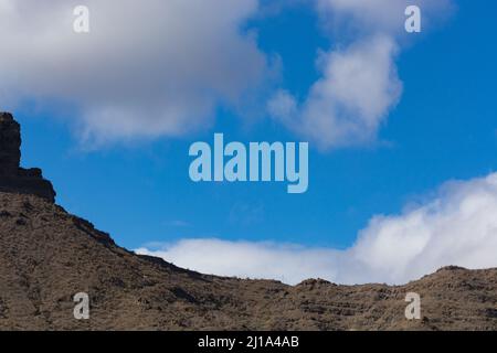 Montagnes sur la côte entre Puerto de Mogan et Porto Rico. Couches de roche volcanique. Banque D'Images