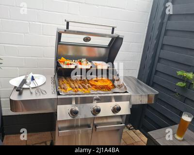 Brochettes grillées avec un mélange de légumes servi sur une planche à découper en bois avec une trempette aux herbes vegan Banque D'Images