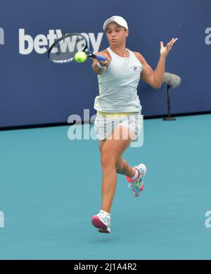 MIAMI GARDENS, FLORIDE - AVRIL 03: ((NO SALES TO NEW YORK POST) Ashleigh Barty, d'Australie, bat Bianca Andreescu, du Canada, lors de la finale féminine de l'Open de Miami au Hard Rock Stadium, le 03 avril 2021 à Miami Gardens, en Floride. Personnes: Ashleigh Barty Banque D'Images