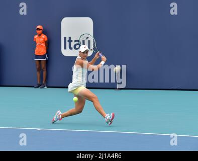 MIAMI GARDENS, FLORIDE - AVRIL 03: ((NO SALES TO NEW YORK POST) Ashleigh Barty, d'Australie, bat Bianca Andreescu, du Canada, lors de la finale féminine de l'Open de Miami au Hard Rock Stadium, le 03 avril 2021 à Miami Gardens, en Floride. Personnes: Ashleigh Barty Banque D'Images