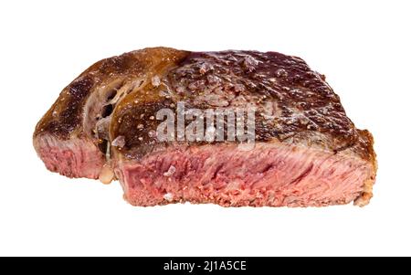 couper le steak de bœuf de la ribeye frite moyen rare isolé sur fond blanc Banque D'Images