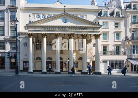 L'imposante façade du Théâtre Royal Haymarket. Londres, Angleterre, Royaume-Uni Banque D'Images