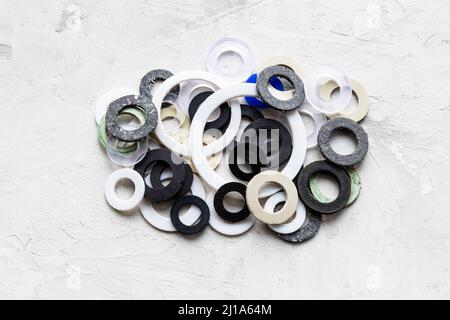 pile de différents joints pour la plomberie des systèmes d'eau sur fond de béton gris Banque D'Images
