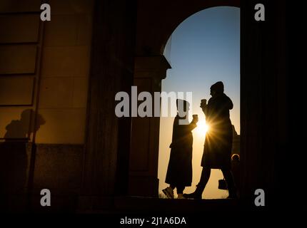 Munich, Allemagne. 24th mars 2022. Le soleil brille en début de matinée derrière un passage qui relie la Hofgarten à Odeonsplatz, au cœur de la capitale bavaroise. Credit: Peter Kneffel/dpa/Alay Live News Banque D'Images