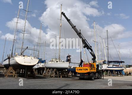 Mât de yacht enlevé par une grue, chantier de plaisance d'Almerimar, Almeria, Espagne Banque D'Images