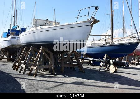 Yacht à voile avec mât enlevé stocké dans le chantier naval d'Almerimar, Almerimar, Espagne Banque D'Images