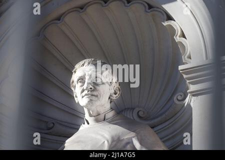 Statue commémorative du cardinal John Henry Newman devant l'église catholique (Brompton Oratoire), Kensington, Londres, Angleterre. Banque D'Images