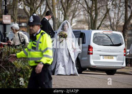 Mariage de Julian Assange et Stella Moris à la prison de HM Belmarsh, Royaume-Uni spectacles de photos Stella escortée à l'entrée de la prison avant la cérémonie. 23rd mars 2022, Belmarsh, est de Londres, Royaume-Uni crédit : Jeff Gilbert/Alay Live News Banque D'Images