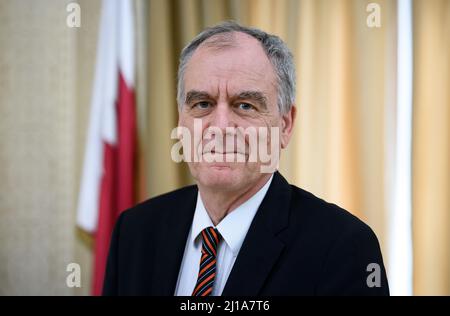 Doha, Qatar. 20th mars 2022. Claudius Fischbach, ambassadeur d'Allemagne au Qatar, se trouve dans le bâtiment de réception de l'aéroport de Doha, en marge d'une visite de trois jours dans le golfe Persique par le ministre de l'économie et de la protection du climat, Habeck. Credit: Bernd von Jutrczenka/dpa/Alamy Live News Banque D'Images