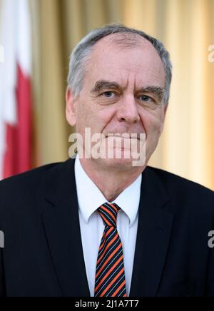 Doha, Qatar. 20th mars 2022. Claudius Fischbach, ambassadeur d'Allemagne au Qatar, se trouve dans le bâtiment de réception de l'aéroport de Doha, en marge d'une visite de trois jours dans le golfe Persique par le ministre de l'économie et de la protection du climat, Habeck. Credit: Bernd von Jutrczenka/dpa/Alamy Live News Banque D'Images