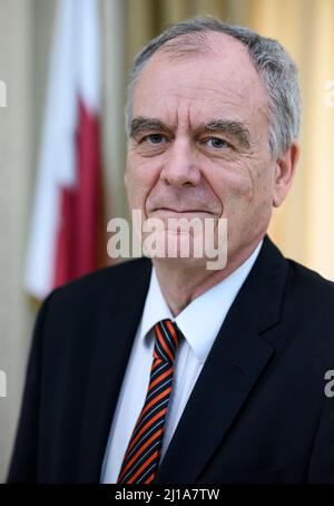 Doha, Qatar. 20th mars 2022. Claudius Fischbach, ambassadeur d'Allemagne au Qatar, se trouve dans le bâtiment de réception de l'aéroport de Doha, en marge d'une visite de trois jours dans le golfe Persique par le ministre de l'économie et de la protection du climat, Habeck. Credit: Bernd von Jutrczenka/dpa/Alamy Live News Banque D'Images