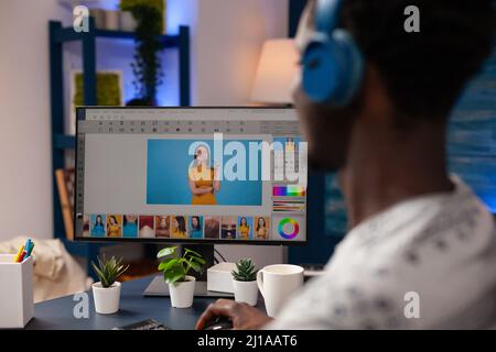 Photographe éditeur de retouche de photos à l'aide d'un logiciel de retouche travaillant au contraste de l'image assis au bureau dans le studio de créativité. Illustrateur professionnel effectuant la correction numérique. Travail à distance Banque D'Images