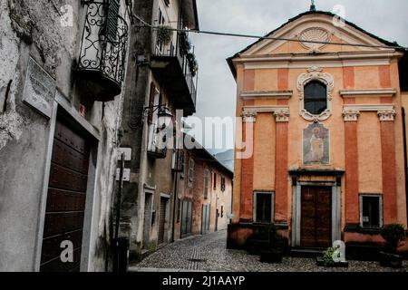 Orta San Giulio, ville italienne de la province de Novara dans le Piémont. Il fait partie du circuit des plus beaux villages d'Italie. Église Saint-Roch (Oratorio di San Rocco), 16th siècle. Banque D'Images