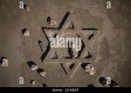 Des pierres sont placées près d'une étoile de David sur une tombe du cimetière juif de Trumpeldor à tel Aviv, Israël. Banque D'Images