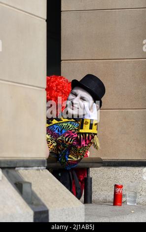 Londres, Angleterre, Royaume-Uni. Accueil d'un personnage aux couleurs vives devant la station de métro Westminster Banque D'Images