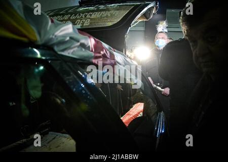 Tbilissi, Géorgie. 24th mars 2022. Un cercueil de soldat mort dans la guerre Russie-Ukraine. Les gens se rassemblent devant l'aéroport international de Tbilissi pour rapatrier deux soldats géorgiens, Gia Beriashvili et David Ratiani, qui se sont battus et sont morts en Ukraine contre la Russie. Crédit : SOPA Images Limited/Alamy Live News Banque D'Images