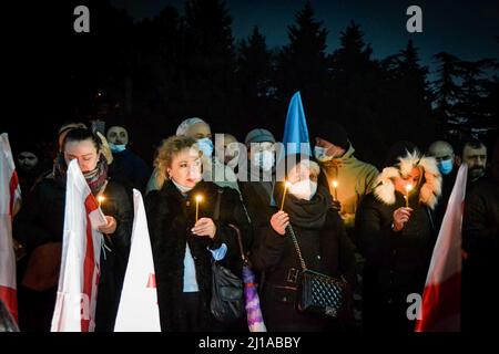 Tbilissi, Géorgie. 24th mars 2022. Les gens ont vu tenir des bougies. Les gens se rassemblent devant l'aéroport international de Tbilissi pour rapatrier deux soldats géorgiens, Gia Beriashvili et David Ratiani, qui se sont battus et sont morts en Ukraine contre la Russie. Crédit : SOPA Images Limited/Alamy Live News Banque D'Images