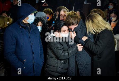 Tbilissi, Géorgie. 24th mars 2022. Les membres de la famille du défunt ont vu pleurer. Les gens se rassemblent devant l'aéroport international de Tbilissi pour rapatrier deux soldats géorgiens, Gia Beriashvili et David Ratiani, qui se sont battus et sont morts en Ukraine contre la Russie. Crédit : SOPA Images Limited/Alamy Live News Banque D'Images