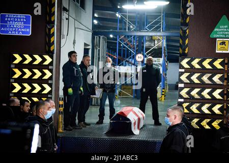 Tbilissi, Géorgie. 24th mars 2022. Un cercueil de soldat mort dans la guerre Russie-Ukraine. Les gens se rassemblent devant l'aéroport international de Tbilissi pour rapatrier deux soldats géorgiens, Gia Beriashvili et David Ratiani, qui se sont battus et sont morts en Ukraine contre la Russie. Crédit : SOPA Images Limited/Alamy Live News Banque D'Images