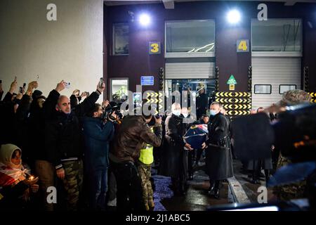 Tbilissi, Géorgie. 24th mars 2022. Un cercueil de soldat mort dans la guerre Russie-Ukraine. Les gens se rassemblent devant l'aéroport international de Tbilissi pour rapatrier deux soldats géorgiens, Gia Beriashvili et David Ratiani, qui se sont battus et sont morts en Ukraine contre la Russie. Crédit : SOPA Images Limited/Alamy Live News Banque D'Images