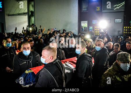 Tbilissi, Géorgie. 24th mars 2022. Un cercueil de soldat mort dans la guerre Russie-Ukraine. Les gens se rassemblent devant l'aéroport international de Tbilissi pour rapatrier deux soldats géorgiens, Gia Beriashvili et David Ratiani, qui se sont battus et sont morts en Ukraine contre la Russie. Crédit : SOPA Images Limited/Alamy Live News Banque D'Images