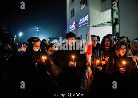 Tbilissi, Géorgie. 24th mars 2022. Les gens ont vu tenir des bougies. Les gens se rassemblent devant l'aéroport international de Tbilissi pour rapatrier deux soldats géorgiens, Gia Beriashvili et David Ratiani, qui se sont battus et sont morts en Ukraine contre la Russie. Crédit : SOPA Images Limited/Alamy Live News Banque D'Images