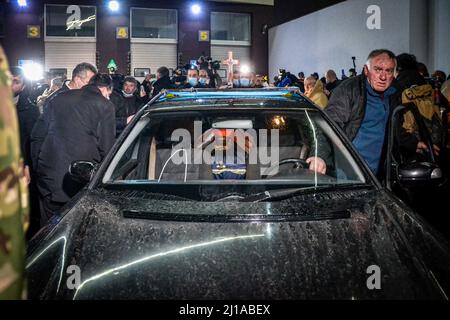 Tbilissi, Géorgie. 24th mars 2022. Un cercueil de soldat mort dans la guerre Russie-Ukraine. Les gens se rassemblent devant l'aéroport international de Tbilissi pour rapatrier deux soldats géorgiens, Gia Beriashvili et David Ratiani, qui se sont battus et sont morts en Ukraine contre la Russie. Crédit : SOPA Images Limited/Alamy Live News Banque D'Images