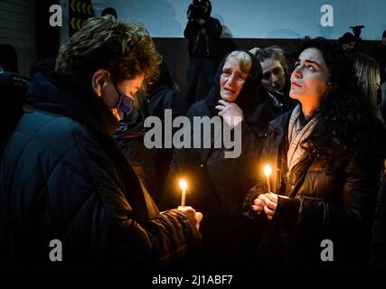 Tbilissi, Géorgie. 24th mars 2022. Les gens ont vu tenir des bougies. Les gens se rassemblent devant l'aéroport international de Tbilissi pour rapatrier deux soldats géorgiens, Gia Beriashvili et David Ratiani, qui se sont battus et sont morts en Ukraine contre la Russie. Crédit : SOPA Images Limited/Alamy Live News Banque D'Images