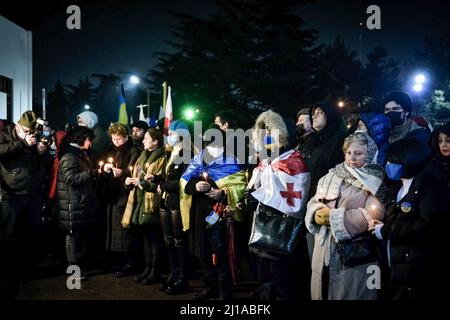 Tbilissi, Géorgie. 24th mars 2022. Les gens ont vu se rassembler devant l'aéroport international de Tbilissi. Les gens se rassemblent devant l'aéroport international de Tbilissi pour rapatrier deux soldats géorgiens, Gia Beriashvili et David Ratiani, qui se sont battus et sont morts en Ukraine contre la Russie. Crédit : SOPA Images Limited/Alamy Live News Banque D'Images