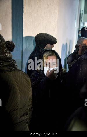 Tbilissi, Géorgie. 24th mars 2022. Un membre de la famille du défunt a pleuré. Les gens se rassemblent devant l'aéroport international de Tbilissi pour rapatrier deux soldats géorgiens, Gia Beriashvili et David Ratiani, qui se sont battus et sont morts en Ukraine contre la Russie. Crédit : SOPA Images Limited/Alamy Live News Banque D'Images