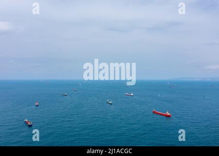 Cinquante navires cargo et conteneurs ancrés près du port en raison de la crise mondiale de congestion maritime, vue aérienne. Banque D'Images