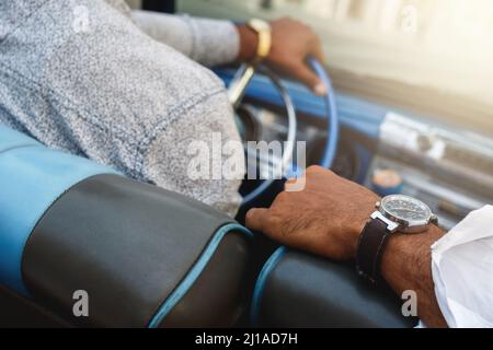 Deux hommes dans la voiture rétro bleue Banque D'Images
