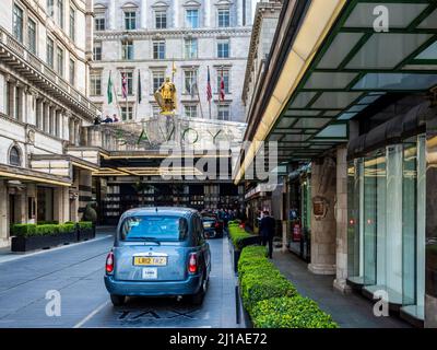 Savoy Hotel London - classic entrée avant de l'hôtel Savoy de luxe Londres, a ouvert en 1889. L'architecte Thomas Edward Collcutt Banque D'Images