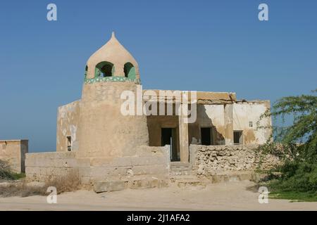 Une ancienne mosquée à Al Jazirat Al Hamra, une ville au sud de la ville de Ras Al Khaimah dans les Émirats arabes Unis. Banque D'Images