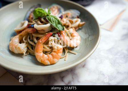 Linguine ai Frutti Di Mare. Pâtes de fruits de mer sur l'assiette. Banque D'Images