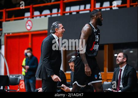 Patra, Lombardie, Grèce. 23rd mars 2022. SERGIO SCARIOLO, entraîneur en chef de Virtus Segafredo Bologna avec JAKARR SAMPSON #25 lors du match Eurocup 7days entre Promitheas Patras et Virtus Bologna à Dimitris Tofalos Arena le 23 mars 2022 à Patra, Grèce. (Image de crédit : © Stefanos Kyriazis/ZUMA Press Wire) Banque D'Images