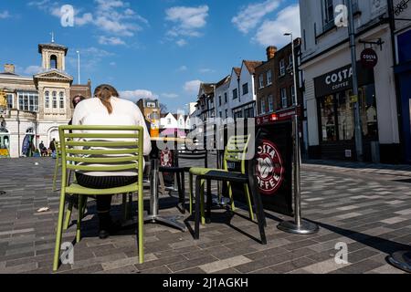 Kingston-upon-Thames, Kingston Londres, Royaume-Uni, mars 23 2022, Woman Sittting Costa Coffee Shop à l'extérieur de la terrasse à Market Square Banque D'Images