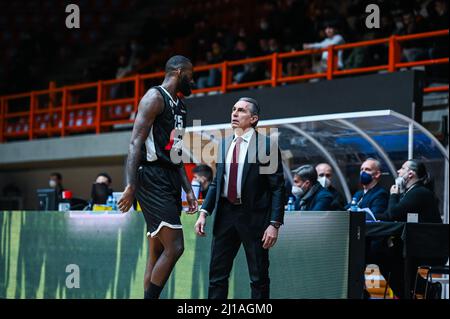 Patra, Lombardie, Grèce. 23rd mars 2022. SERGIO SCARIOLO, entraîneur en chef de Virtus Segafredo Bologna avec JAKARR SAMPSON #25 lors du match Eurocup 7days entre Promitheas Patras et Virtus Bologna à Dimitris Tofalos Arena le 23 mars 2022 à Patra, Grèce. (Image de crédit : © Stefanos Kyriazis/ZUMA Press Wire) Banque D'Images