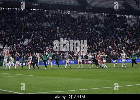 Les joueurs du Juventus FC fêtent après avoir remporté le quart de finale de l'UEFA Champions League, match de la première jambe entre le Juventus FC et l'Olympique Lyon au stade Allianz le 23 mars 2022 à Turin, en Italie . Banque D'Images