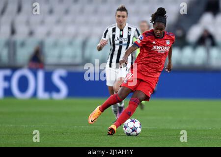 Kadeisha Buchanan de l'Olympique Lyon contrôle le ballon lors du quart de finale des femmes de l'UEFA Champions League, premier match entre le Juventus FC et l'Olympique Lyon au stade Allianz le 23 mars 2022 à Turin, Italie . Banque D'Images