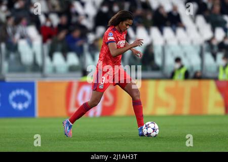 Turin, Italie. 23rd mars 2022. Wendie Renard, de l'Olympique Lyon, contrôle le ballon lors du quart de finale des femmes de l'UEFA Champions League, match de la première jambe entre le Juventus FC et l'Olympique Lyon au stade Allianz le 23 mars 2022 à Turin, Italie . Credit: Marco Canoniero / Alamy Live News Banque D'Images