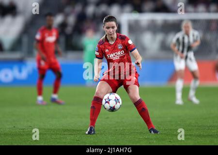 Turin, Italie. 23rd mars 2022. Damaris Egurrola, de l'Olympique Lyon, contrôle le ballon lors du quart de finale des femmes de l'UEFA Champions League, premier match entre le Juventus FC et l'Olympique Lyon au stade Allianz le 23 mars 2022 à Turin, Italie . Credit: Marco Canoniero / Alamy Live News Banque D'Images