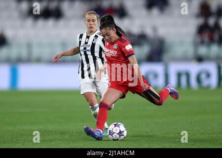 Turin, Italie. 23rd mars 2022. Selma Bacha, de l'Olympique Lyon, contrôle le ballon lors du quart de finale de l'UEFA Champions League, match de la première jambe entre le Juventus FC et l'Olympique Lyon au stade Allianz le 23 mars 2022 à Turin, Italie . Credit: Marco Canoniero / Alamy Live News Banque D'Images