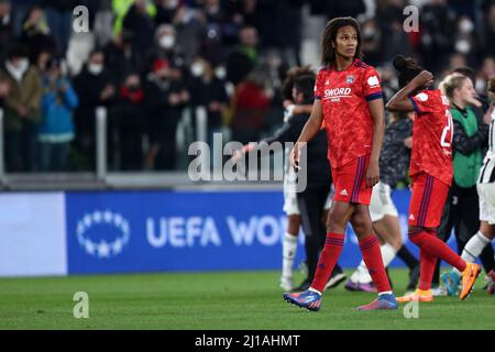 Turin, Italie. 23rd mars 2022. Wendie Renard, de l'Olympique Lyon, semble abattu lors du quart de finale de l'UEFA Champions League, match de la première jambe entre le Juventus FC et l'Olympique Lyon au stade Allianz le 23 mars 2022 à Turin, en Italie . Credit: Marco Canoniero / Alamy Live News Banque D'Images