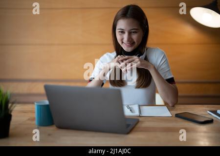 Femme asiatique travaillant ou apprenant sur ordinateur portable en intérieur - cours ou formation, séminaire, concept en ligne d'éducation. Banque D'Images