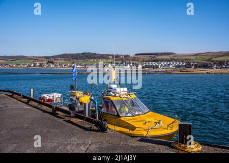 En face du port au village de Maidens, sous le soleil de mars Banque D'Images