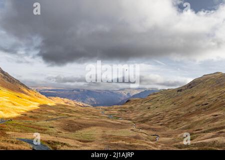 Vue depuis le sommet de Honister Pass à l'approche de deux avions Banque D'Images