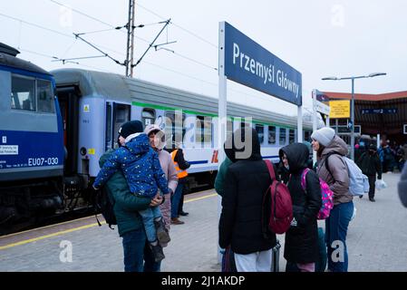 Une famille de réfugiés d'Ukraine attend un train sur la plate-forme de la gare de Przemysil, près de la frontière avec l'Ukraine, où les réfugiés arrivent Banque D'Images