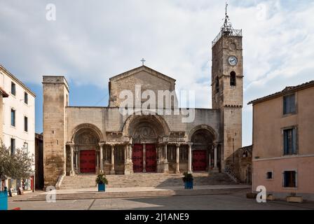 Frankr St-Gilles-du-Gard Abteikirche 60032 Westansicht mit der UM 1150 entstandenen romanchen Portalanlage Banque D'Images