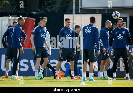 FIro: 03/23/2022 Fuvuball, football, équipe nationale, formation, Allemagne photo DFB: V. Left Lukas Nmecha (VfL Wolfsburg), Mathias Ginter (Borussia MV?nchengladbach), Julian Weigl (Benfica Lisbon), Florian Neuhaus (Borussia Monchengladbach), Benedecht Hoedewkt (responsable de l'équipe) et Kevin Trenedes (Leedes) Banque D'Images